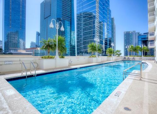 ein Pool auf dem Dach eines Gebäudes mit hohen Gebäuden in der Unterkunft Oceanside Penthouse Apartment in Brickell Miami, Pool, Free Parking in Miami