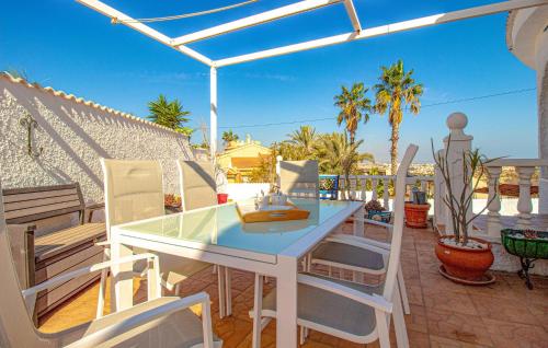 Un patio con una mesa y sillas en una terraza. en 3 Bedroom Lovely Home In Ciudad Quesada, en Ciudad Quesada