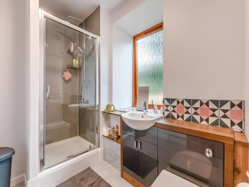 W łazience znajduje się umywalka i prysznic. w obiekcie Castlegate w mieście Jedburgh