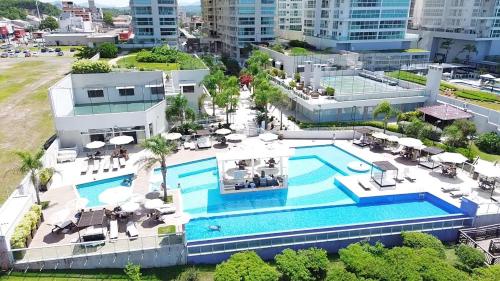 Bazén v ubytování Bali Beach Piçarras - Condomínio Resort nebo v jeho okolí