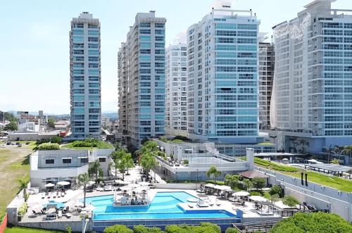 Bazén v ubytování Bali Beach Piçarras - Condomínio Resort nebo v jeho okolí