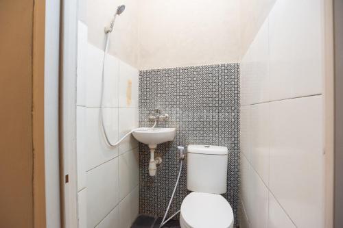 ein kleines Bad mit WC und Waschbecken in der Unterkunft J&B Rooms Utan Kayu Jakarta Mitra RedDoorz in Jakarta