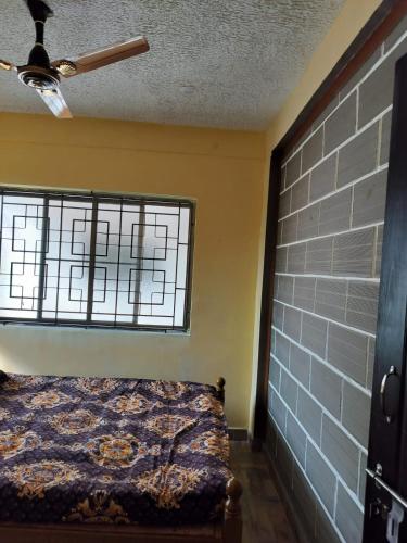 sypialnia z łóżkiem i oknem w obiekcie Pearl Guest House w mieście Ćennaj