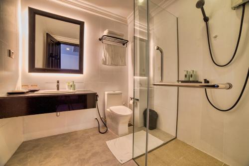 Un baño con ducha, inodoro y lavabo. en Bodee Corner, en Siem Reap