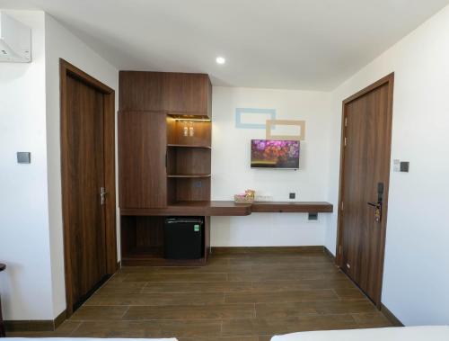 a hallway with two doors and a desk on the wall at Gia Kiên Hotel in Quy Nhon