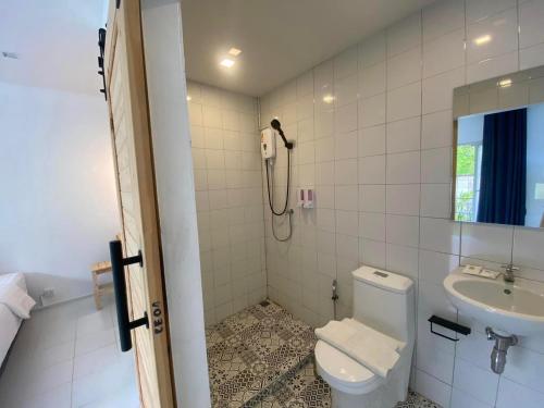 een badkamer met een douche, een toilet en een wastafel bij 65 hostel chiangmai in Chiang Mai