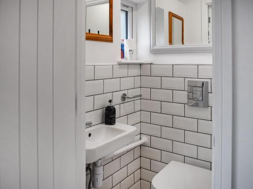 Cripps Cottage Annex في Hassocks: حمام أبيض مع حوض ومرحاض