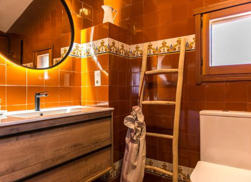 a bathroom with a sink and a mirror at La Botigueta de Bellmunt in Penellas