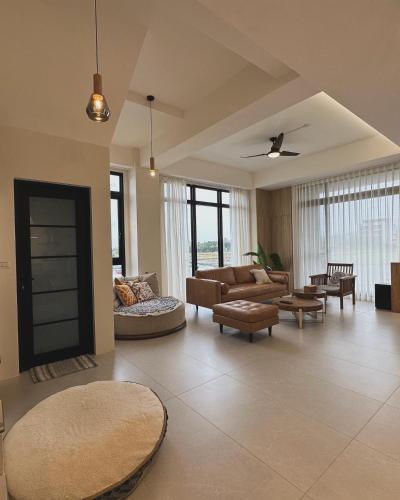 a large living room with couches and tables at 全新根本家民宿 寵物友善 電動麻將 兒童遊戲區 廚房 in Sanxing