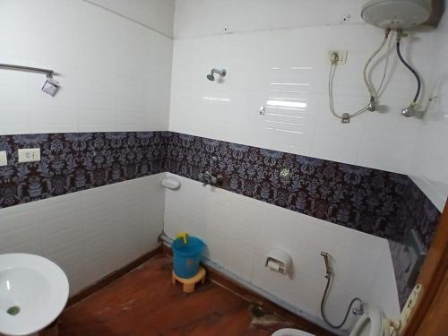 bagno con servizi igienici e lavandino di Hotel Singhasan House a Jaipur