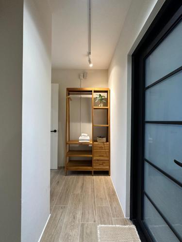 a hallway with a door leading to a bathroom at 全新根本家民宿 寵物友善 電動麻將 兒童遊戲區 廚房 in Sanxing