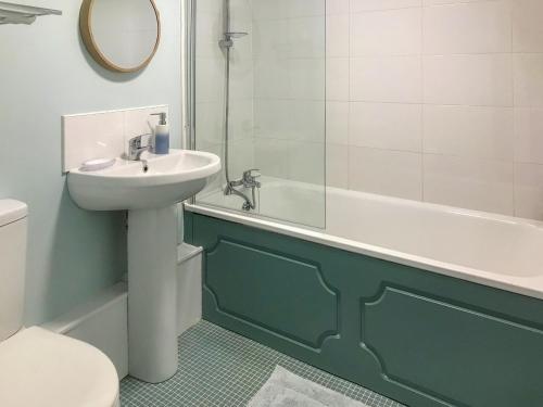 a bathroom with a sink and a tub and a toilet at Honeysuckle Cottage - Uk4177 in Mayfield