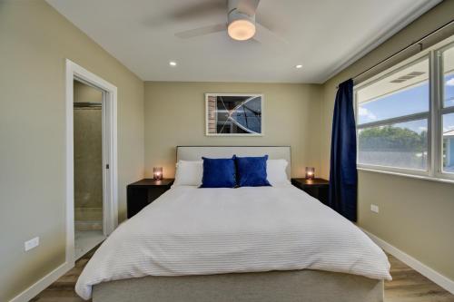 Gulta vai gultas numurā naktsmītnē Beautiful Beachfront Apartment!