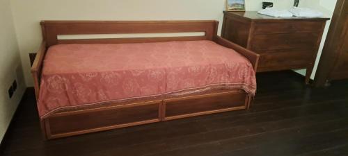 Un pat sau paturi într-o cameră la Grillotti Apartment