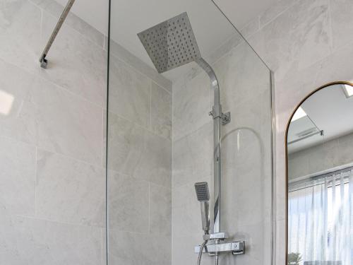 eine Dusche mit Glastür im Bad in der Unterkunft Badger Cottage in Thornaby on Tees