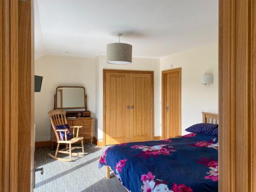 1 dormitorio con cama, tocador y espejo en Brookfields en Middleham