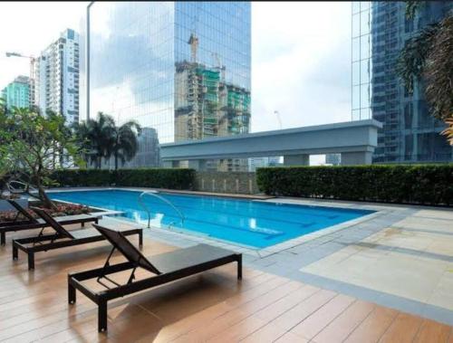una piscina en la parte superior de un edificio en Simple and elegant 2BR with washer en Manila