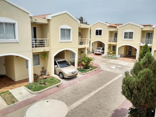 un complexe d'appartements avec une voiture garée dans un parking dans l'établissement Habitacion Medusa, à Barranquilla