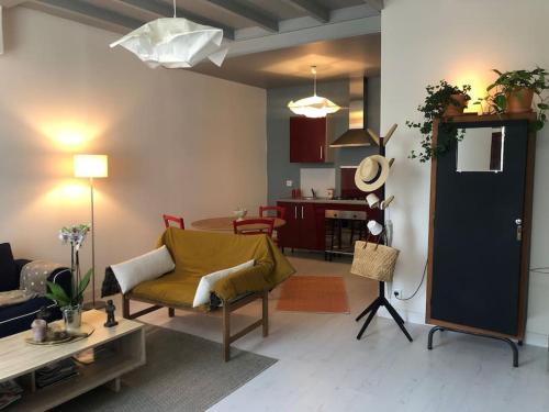 un salon avec un canapé et une table dans l'établissement Jarnac, charmante maison au bord du fleuve, à Jarnac