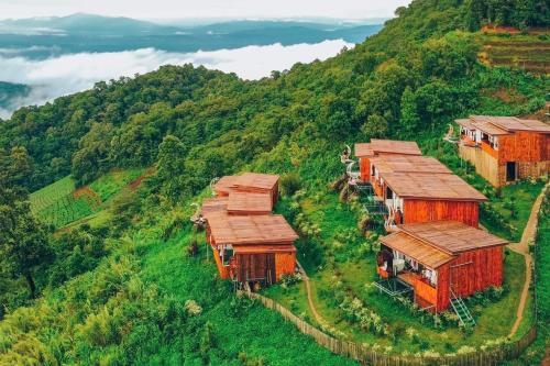 a group of houses on top of a mountain at ไร่ดอยช้าง ม่อนเเจ่ม in Mon Jam