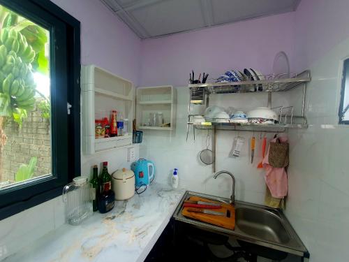 eine Küche mit einer Spüle und einer Arbeitsplatte in der Unterkunft Vom Vom Garden House in Đà Nẵng
