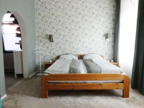 Elsfleth的住宿－Landgang I 90qm² mit Garten，一间卧室,卧室内配有一张木床