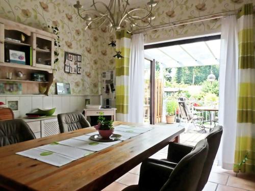 een eetkamer met een houten tafel en stoelen bij Landgang I 90qm² mit Garten in Elsfleth