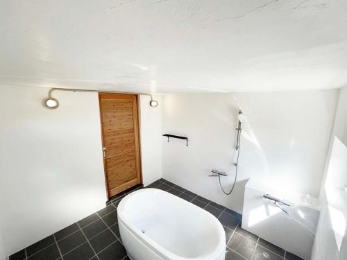 a bathroom with a toilet and a sink at 赤瓦の一軒家で伝統とモダンを満喫。ベッド6台、市内観光スポット車で15分以内。12時チェックアウト in Yamazatu