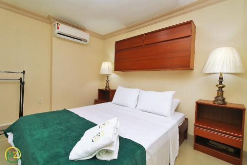 Una habitación de hotel con una cama con toallas. en Incrivel cobertura frente mar com terraço, en Río de Janeiro