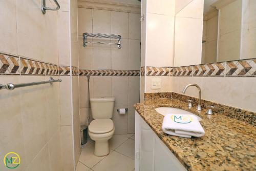 La salle de bains est pourvue de toilettes, d'un lavabo et d'une douche. dans l'établissement Incrivel cobertura frente mar com terraço, à Rio de Janeiro