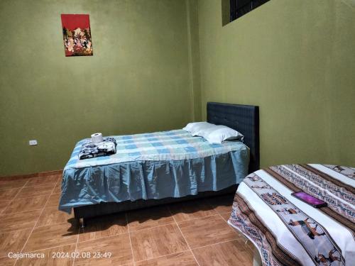 1 Schlafzimmer mit 2 Betten in einem Zimmer in der Unterkunft Habitación en casa de campo in Cajamarca