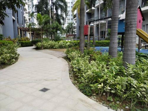 Κήπος έξω από το Modern Condo Infront of NAIA T3 (Virluxe Suites)