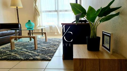 安托法加斯塔的住宿－MC Suite Norte - Vista al mar，客厅配有桌子和盆栽植物