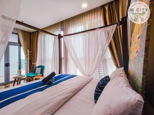 1 dormitorio con cama con dosel y ventana en Puteri Harbour by JBcity Home en Nusajaya