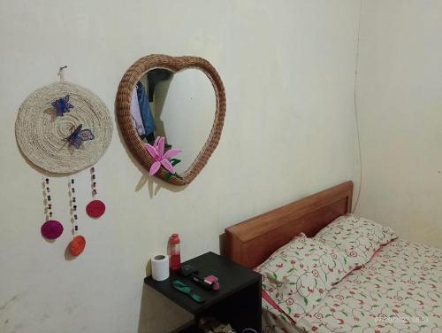 a bedroom with a bed and a mirror and a table at La 5ta in Iquitos