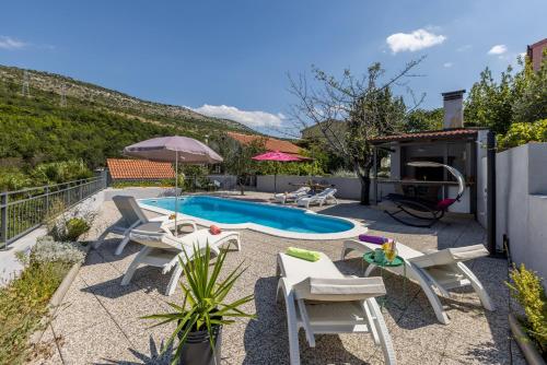 Newly refreshed property JOVI-relaxing, fenced, private, heated pool & view