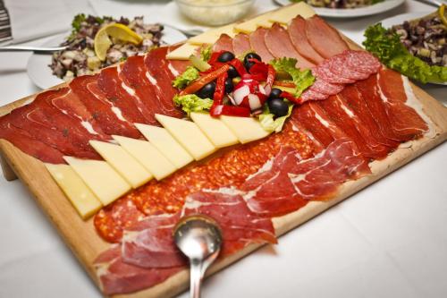 Comida en o cerca de este hotel