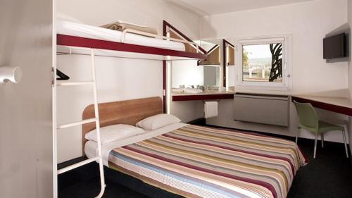 een slaapkamer met een stapelbed en een bureau bij SUN1 Edenvale in Edenvale