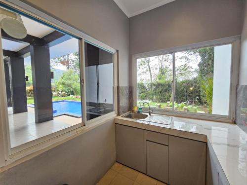 Бассейн в Villa Bandung Lembang или поблизости