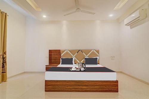 1 dormitorio con 1 cama grande en una habitación en OYO Flagship Ekasila Suites, en Hyderabad