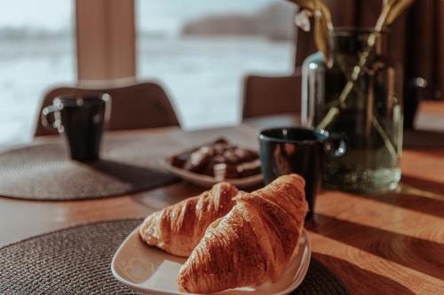 a plate with a piece of bread on a table at Zielone Wzgórze komfortowy klimatyzowany domek z balią z aeromasażem in Kłodzko