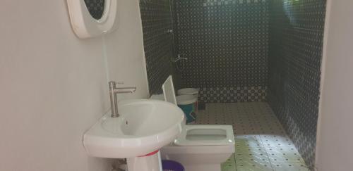 a bathroom with a sink and a toilet at Dakunaia 