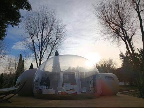 una cúpula de cristal con una casa dentro de ella en BUBBLE ROOM PUGLIA Villa Bautier Bubblenights, en Cerignola