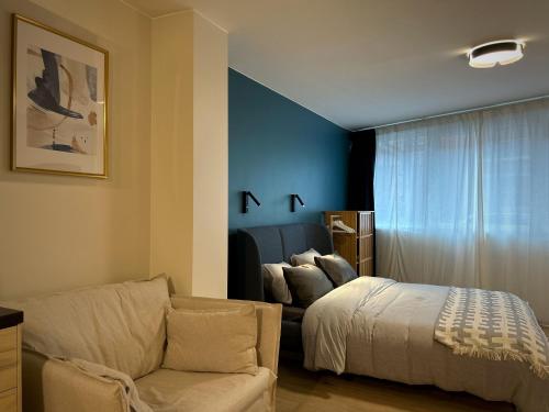 een woonkamer met een bed en een bank bij Suite luxueuse aux Guillemins in Luik