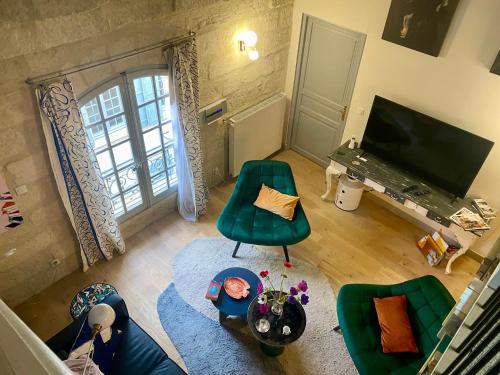 an overhead view of a living room with a television at L’inattendu in Uzès