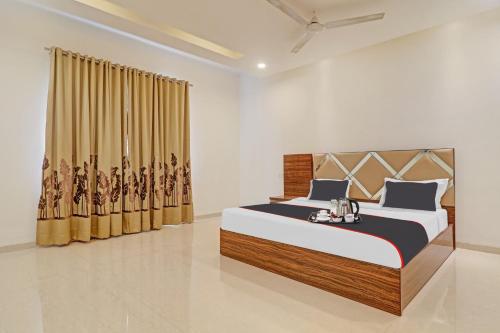 a bedroom with a large bed in a room at OYO Flagship Ekasila Suites in Hyderabad