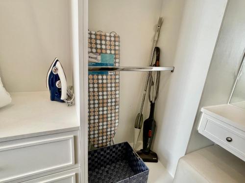 Un rincón de una cocina con un armario con estante. en The Blu X bangsaen Grand Suite, en Bangsaen Sai 1