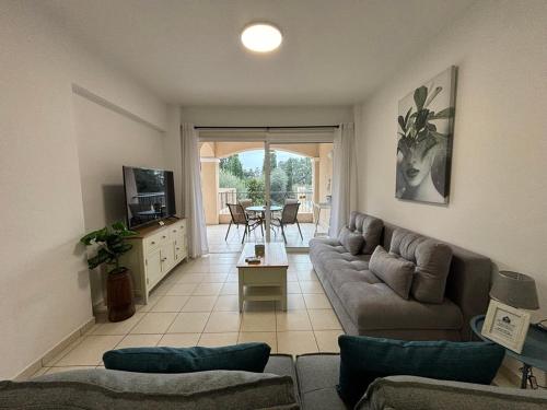 Μια τηλεόραση ή/και κέντρο ψυχαγωγίας στο Cozy Apartment in Paphos Beautiful Complex