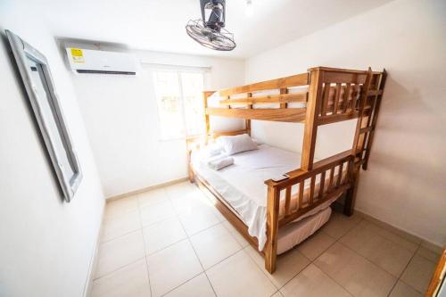 1 Schlafzimmer mit 2 Etagenbetten in einem Zimmer in der Unterkunft El Bendecido. Amplio apartamento entero con excelente ubicación y parqueadero privado gratis las 24 Horas. in Cartagena de Indias