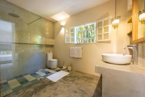 un bagno con lavandino e WC di Quaint 4-Bedroom Cottage in a fishing village a Grande Gaube